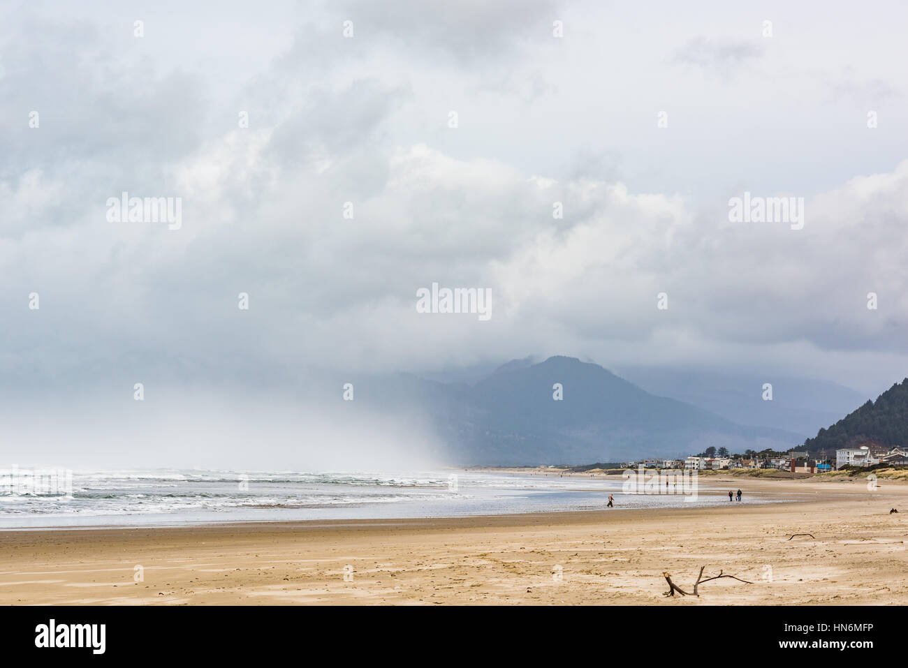 Des nuages orageux et la pluie au océan Pacifique à Rockaway Beach, Oregon Banque D'Images