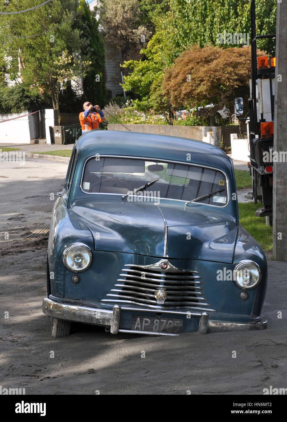 24 février 2011 - Christchurch, Nouvelle-Zélande - 24 Février 2011 : une voiture classique est pris dans la liquéfaction. Ce sable fin, qui a été poussé vers le haut e Banque D'Images