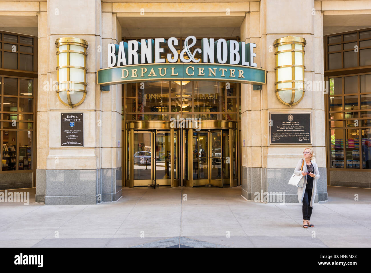 Chicago, USA - 30 mai 2016 : Entrée de la librairie Barnes and Noble, au centre-ville city center à l'université DePaul avec de l'or et de décoration détaillée rev Banque D'Images