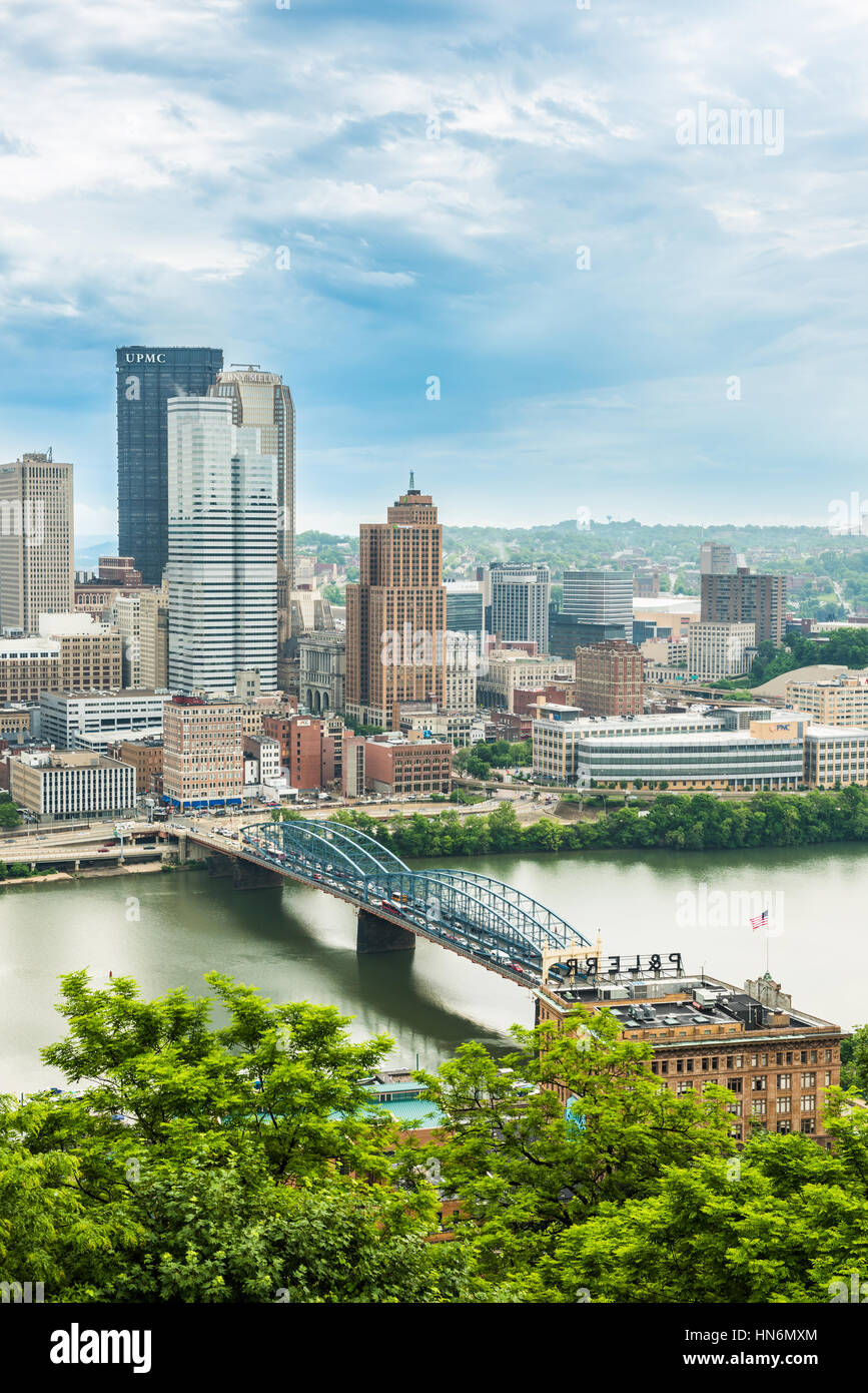 Pittsburgh, USA - 3 juin 2016 : vue verticale de ville paysage urbain ou skyline avec les nuages de tempête, Smithfield Street Bridge et de la rivière Monongahela Banque D'Images