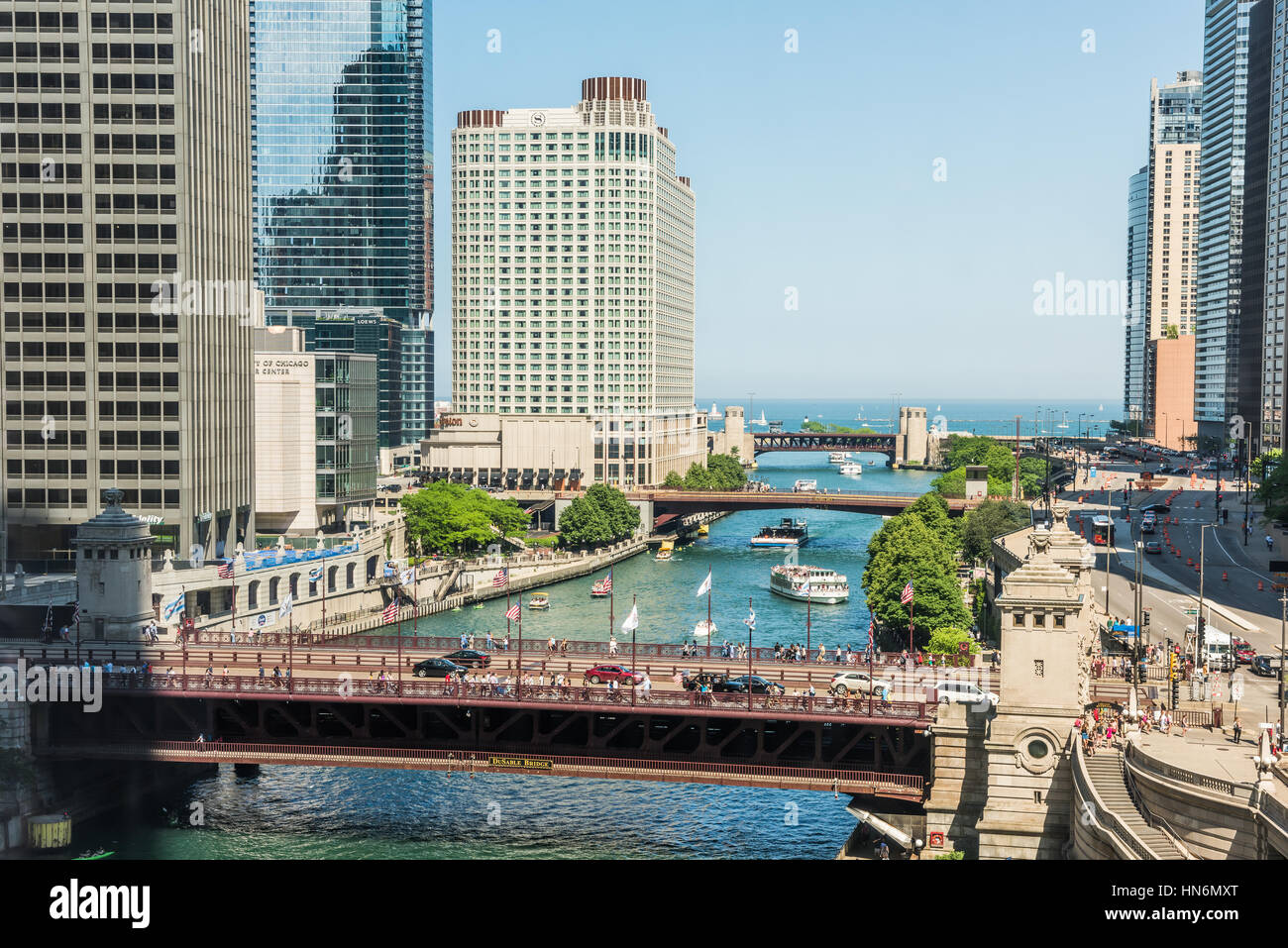 Chicago, USA - 30 mai 2016 : Vue aérienne du lac Michigan, DuSable bridge et Wacker Drive avec de nombreux gratte-ciel, les gens, les voitures et bateaux sur le centre-ville de r Banque D'Images