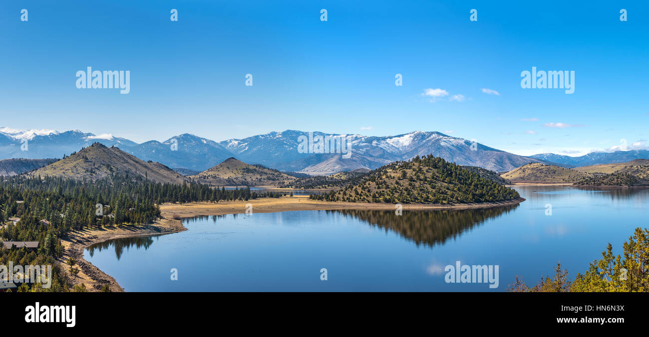 Panorama du lac Shastina réservoir vallée par le Mont Shasta en Californie du nord Banque D'Images