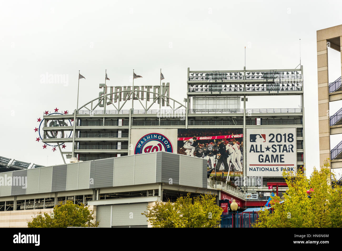 Washington DC, USA - 24 septembre 2016 : les ressortissants park stadium et signe avec les drapeaux sur image au centre-ville Banque D'Images