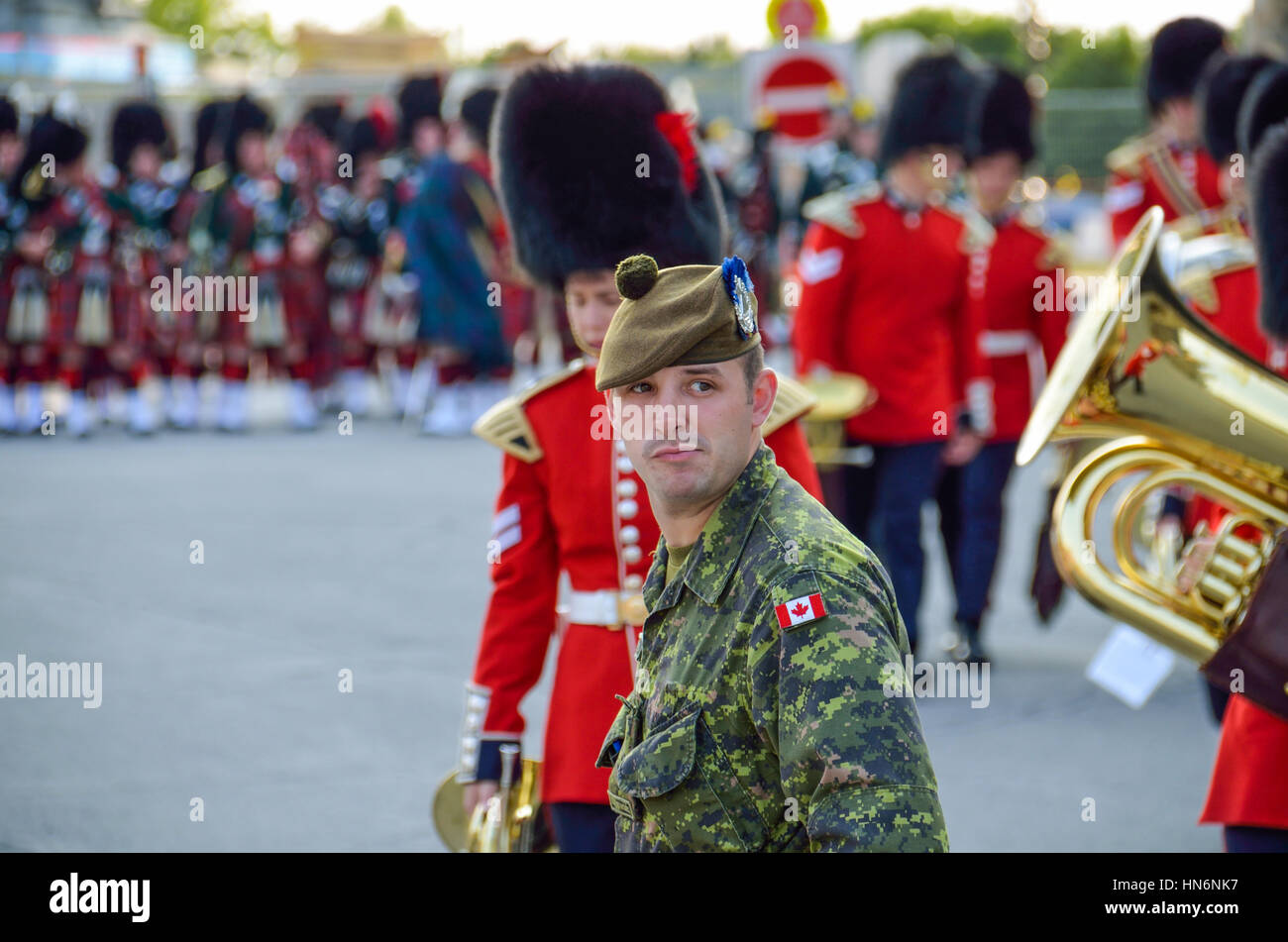 Ottawa, Canada - le 24 juillet 2014 : Portrait d'un soldat canadien avec un drapeau et beret au cours de la prochaine parade au parlement Banque D'Images