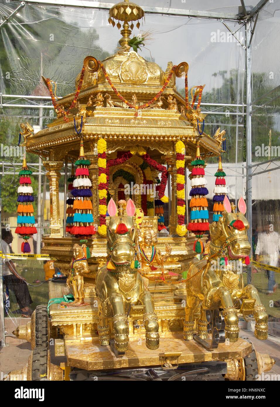 Chariot d'or de Lord Murugan pendant Thaipusam célébration dans Penang. Les dévots kavadi attam vers Lord Murugan, dieu de la guerre dans l'hindouisme. Banque D'Images