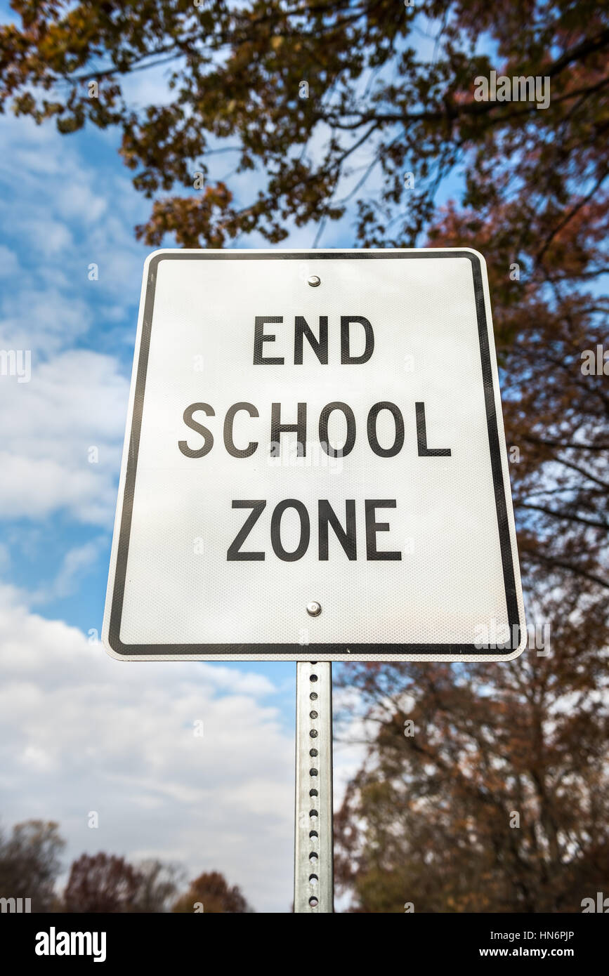 Fin Public School Zone sign on road Banque D'Images