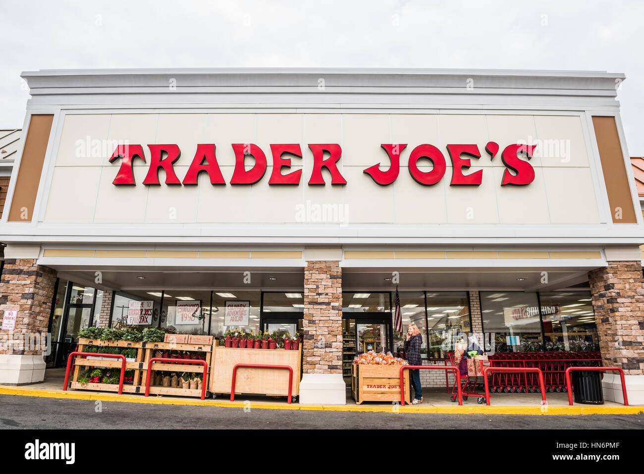 Fairfax, États-Unis - 25 novembre 2016 : Trader Joes épicerie signe avec façade et les éléments sur l'écran et les gens qui marchent Banque D'Images