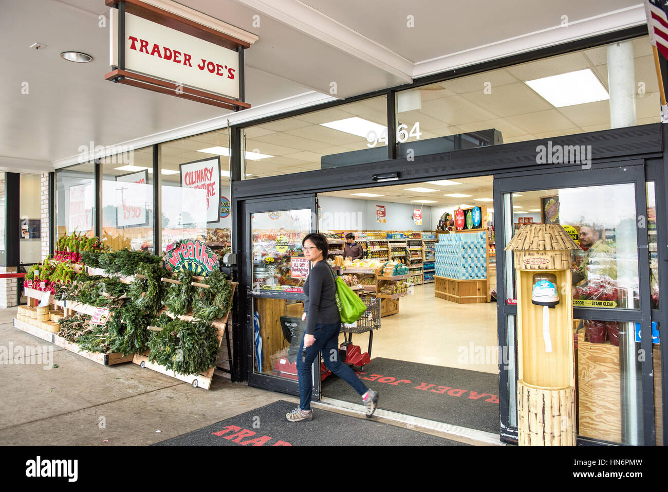 Fairfax, États-Unis - 25 novembre 2016 : Trader Joes épicerie entrée avec signe, afficher et visualiser sur l'intérieur avec woman walking out Banque D'Images
