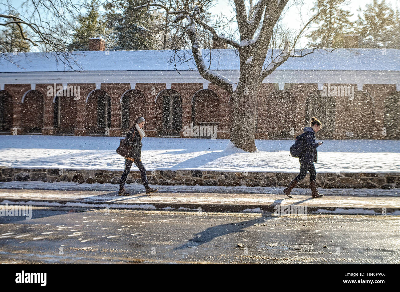 Charlottesville, États-Unis - 24 janvier 2013 : Les étudiants de l'Université de Virginie et à pied de la classe sur le campus pendant hiver neige Banque D'Images