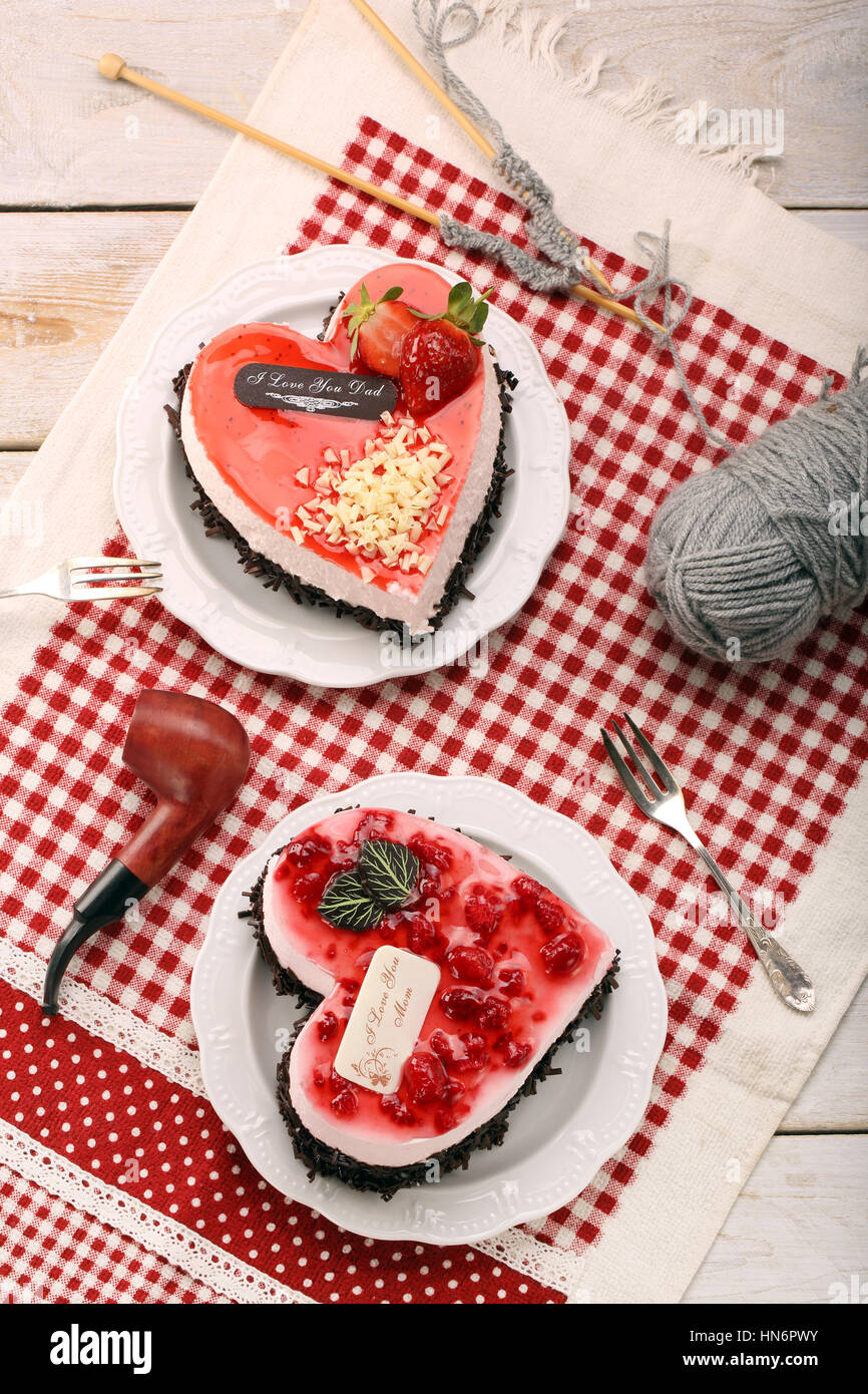 De délicieux gâteaux en forme de coeur avec l'inscription je t'aime maman je t'aime papa Banque D'Images