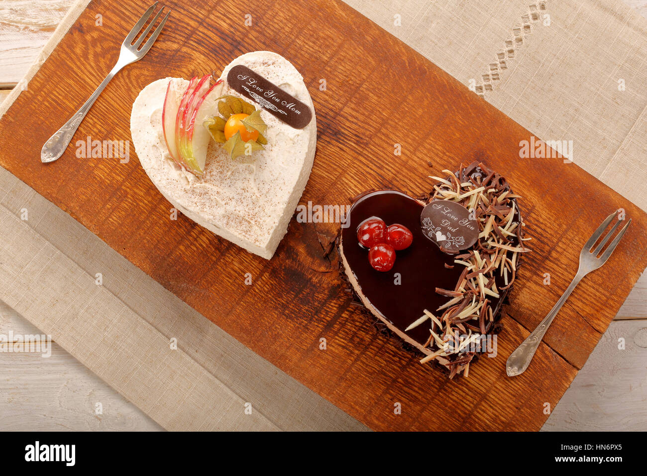 De délicieux gâteaux en forme de coeur avec l'inscription je t'aime maman je t'aime papa Banque D'Images