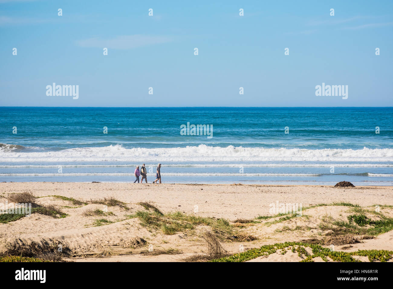 Pismo Beach, USA - 14 février 2016 en Californie : Les dunes de sable avec des gens qui marchent Banque D'Images