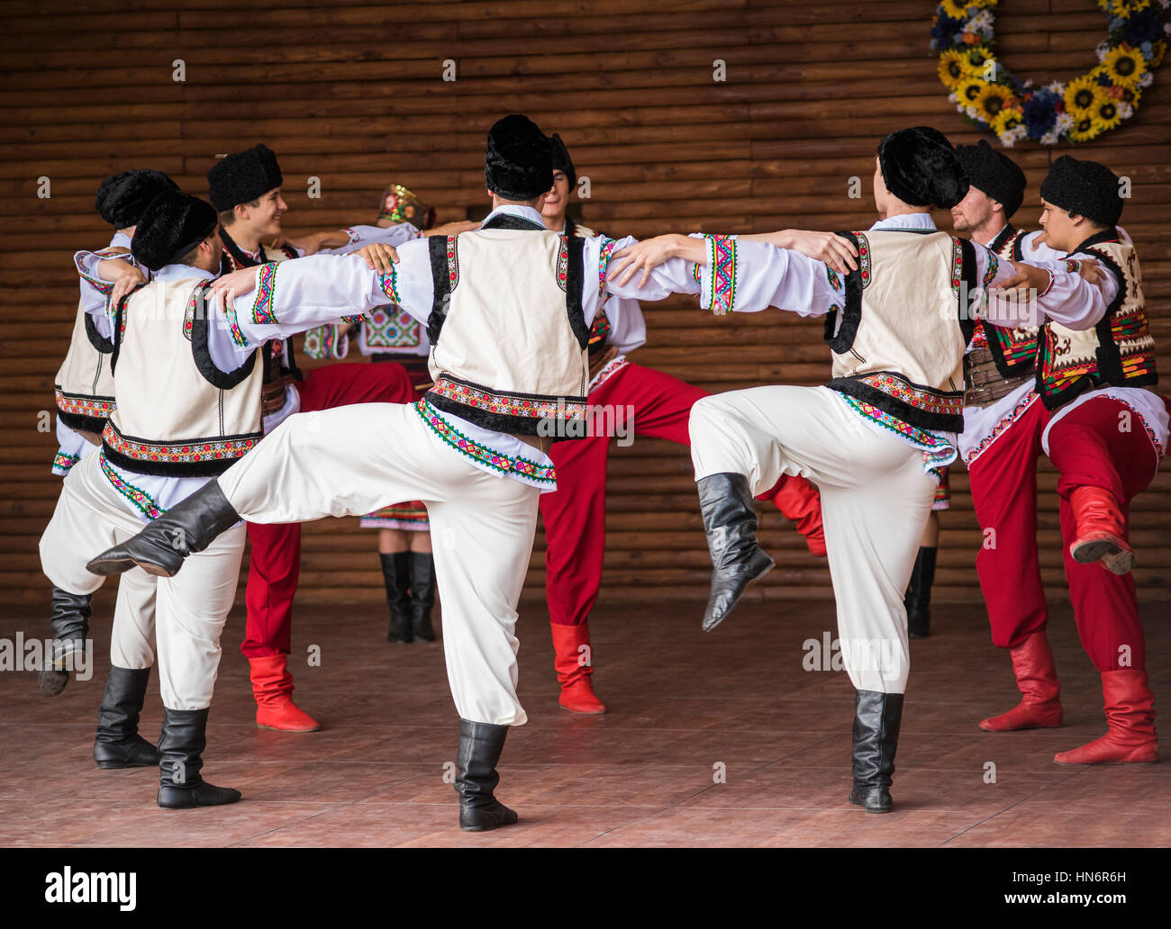 Silver Spring, États-Unis - 17 septembre 2016 : l'École de Dance Ensemble Ukraina garçons de Toronto, Canada vêtus de rouge brodé traditionnel ukrainien c Banque D'Images