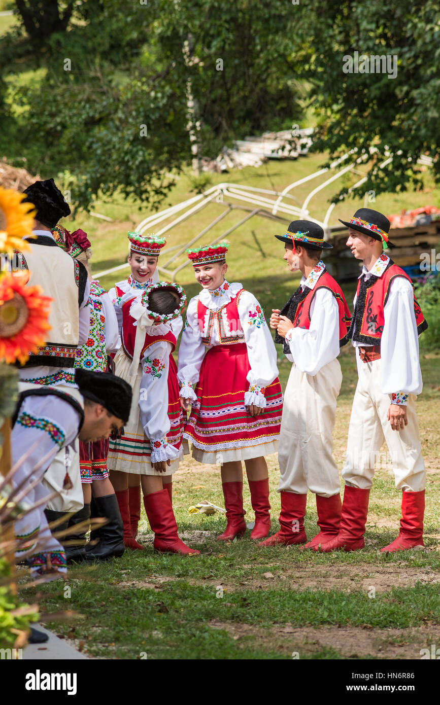 Silver Spring, États-Unis - 17 septembre 2016 : l'École de Dance Ensemble Ukraina adolescents de Toronto, Canada vêtus de rouge brodé traditionnel ukrainien Banque D'Images