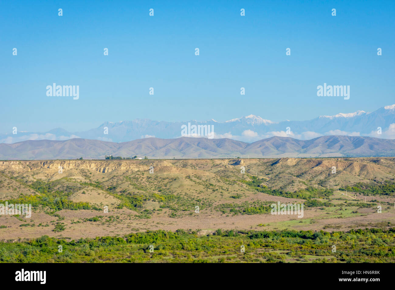 Rivière, pré vert, golden les champs et les montagnes avec des pics de neige, des paysages grandioses de l'Azerbaïdjan Banque D'Images