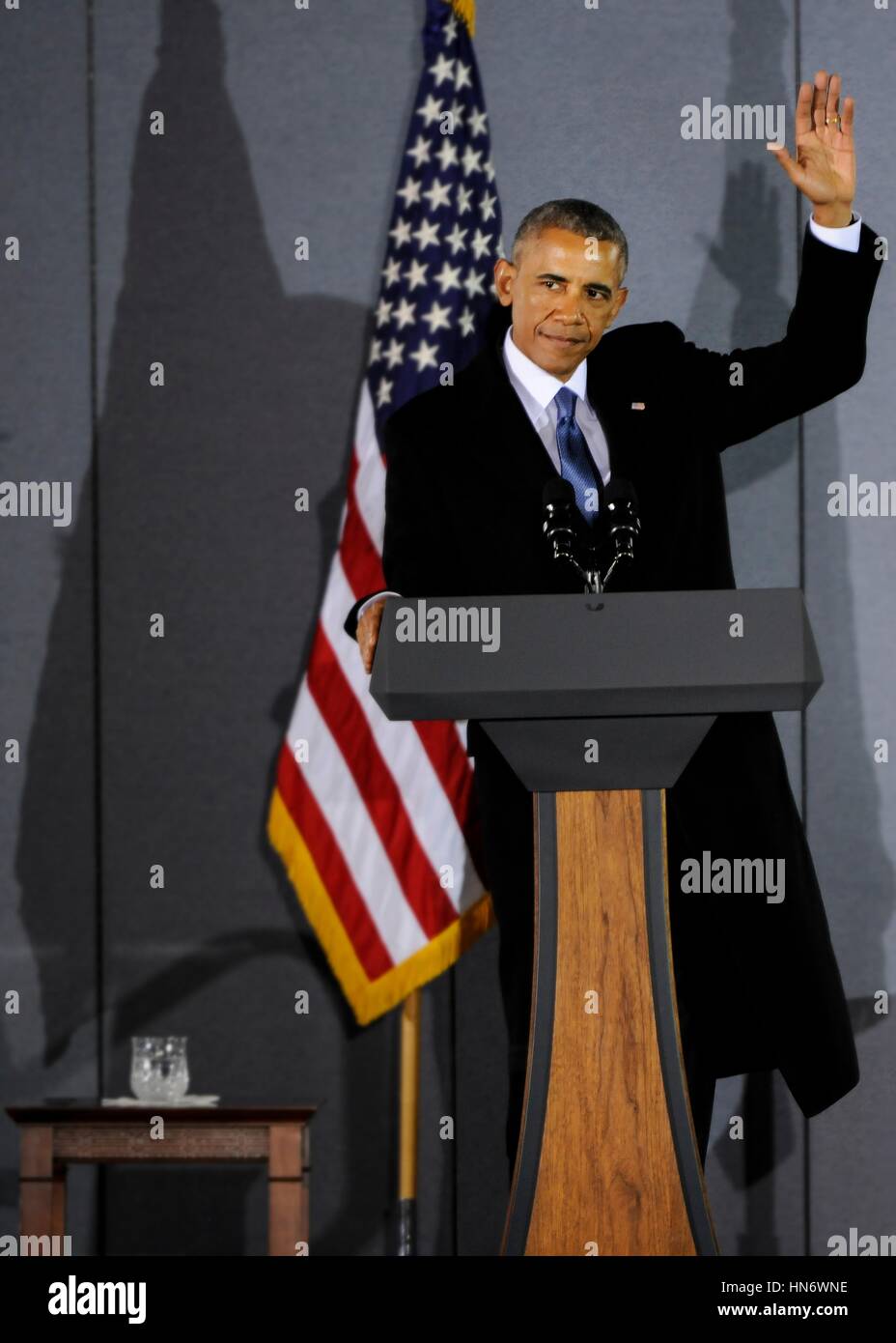 L'ancien Président des États-Unis, Barack Obama, dit au revoir à la foule après son discours d'adieu à Joint Base Andrews le 20 janvier 2017 dans le Maryland. (Photo par Stephanie Morris /US Air Force par Planetpix) Banque D'Images