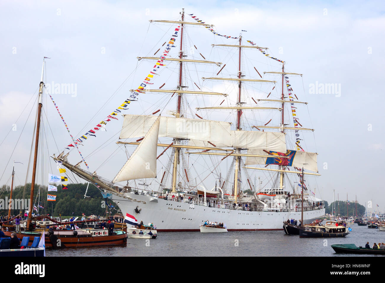 AMSTERDAM, Pays-Bas - le 19 août 2015 : Polonais Dar Mlodziezy tallship dans le canal de la mer du Nord en route vers Amsterdam pour particiate dans la voile 2015 Banque D'Images