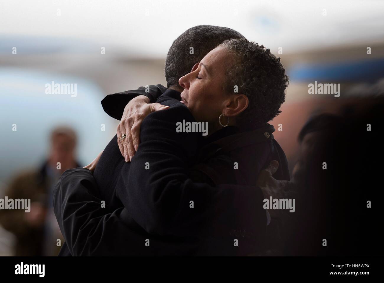 L'ancien Président des États-Unis, Barack Obama, épouse une femme dans la foule après son discours de départ Joint Base Andrews le 20 janvier 2017 dans le Maryland. (Photo de Delano Scott/US Air Force par Planetpix) Banque D'Images