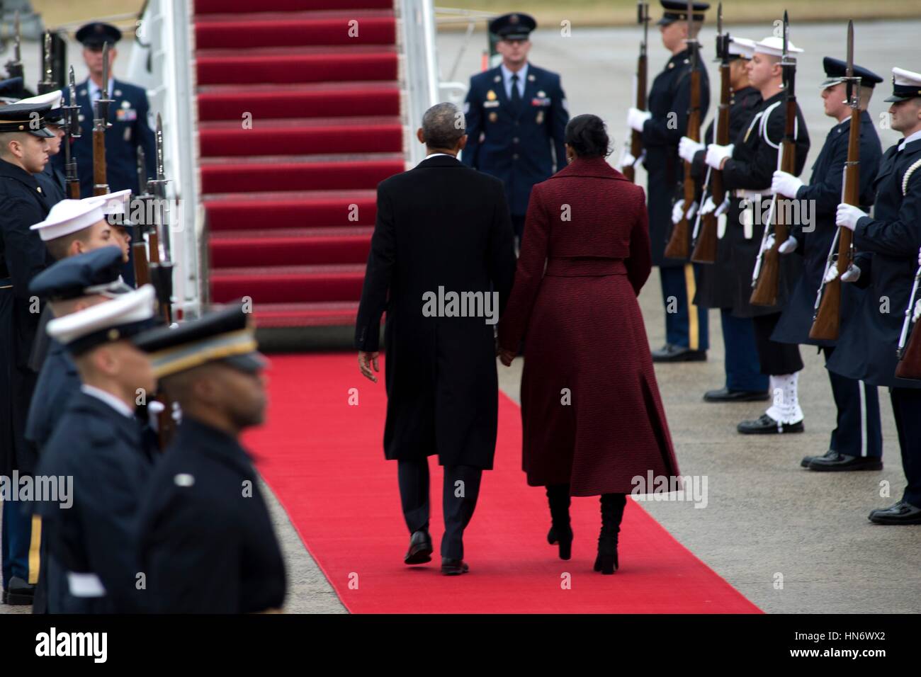 L'ancien président américain Barack Obama et l'ancienne Première Dame Michelle Obama s'écarter Joint Base Andrews après son discours d'adieu le 20 janvier 2017 dans le Maryland. (Photo de Philip Bryant /US Air Force par Planetpix) Banque D'Images