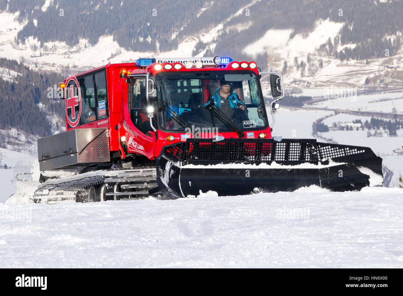 FLACHAU, AUTRICHE - DEC 29 : snowgroomer sur la piste de ski dans la station de ski de Flachau, Autriche le Déc 29, 2012. Ces pistes sont une partie de la station de ski Banque D'Images