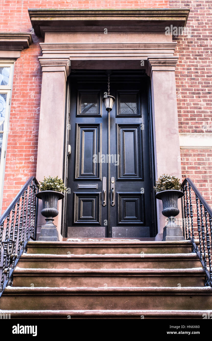 Porte d'entrée typique d'un immeuble de la ville de New York accueil  résidentiel Photo Stock - Alamy