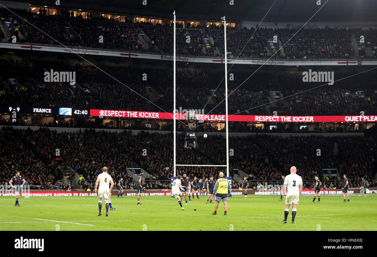 Films Spidercam Owen Farrell's kick pendant le Tournoi RBS 6 Nations match à Twickenham Stadium, Londres. Banque D'Images