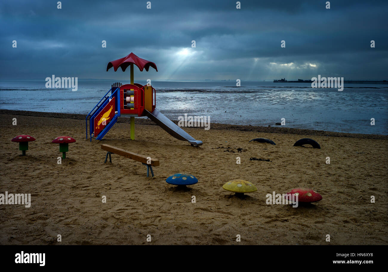 Southend on Sea, Essex, Angleterre, Royaume-Uni. Vue sur l'estuaire de la Tamise en direction de la côte nord du Kent ligne à l'île de Grain. 7 févr. 2017 Banque D'Images