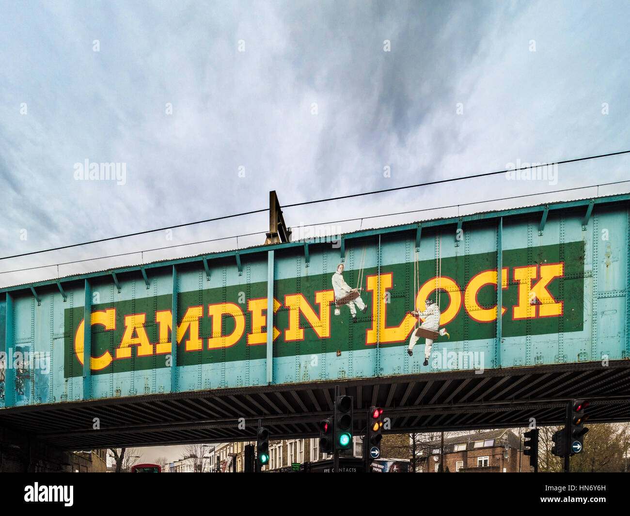 Peint signe iconique Camden Lock sur le côté du pont de chemin de fer, Londres, Royaume-Uni. Banque D'Images