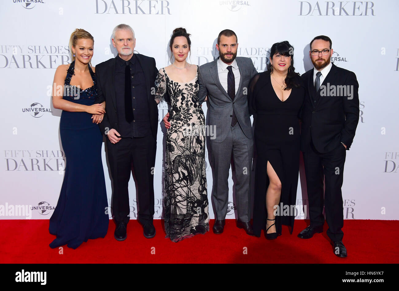 (De gauche à droite) Rita Ora, James Foley, Dakota Johnson, Jamie Dornan, E L James et Dana Brunetti arrivant pour la cinquante nuances plus sombres Première européenne tenue à Odeon Leicester Square, Londres. Banque D'Images