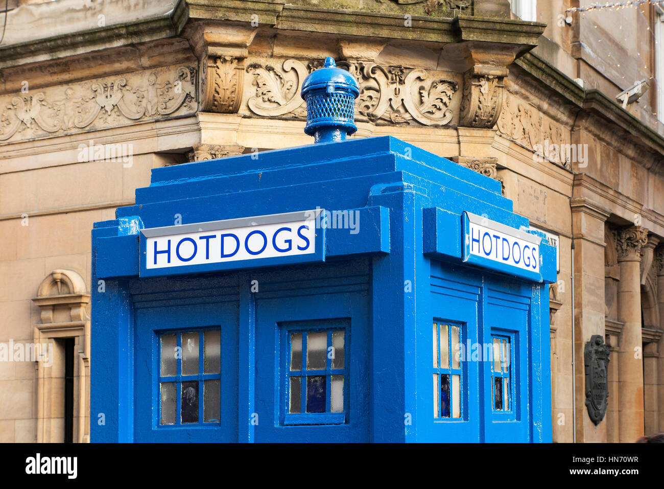 Ancien fort de la police dans le centre de Glasgow Ecosse maintenant à vendre des hot-dogs. Banque D'Images