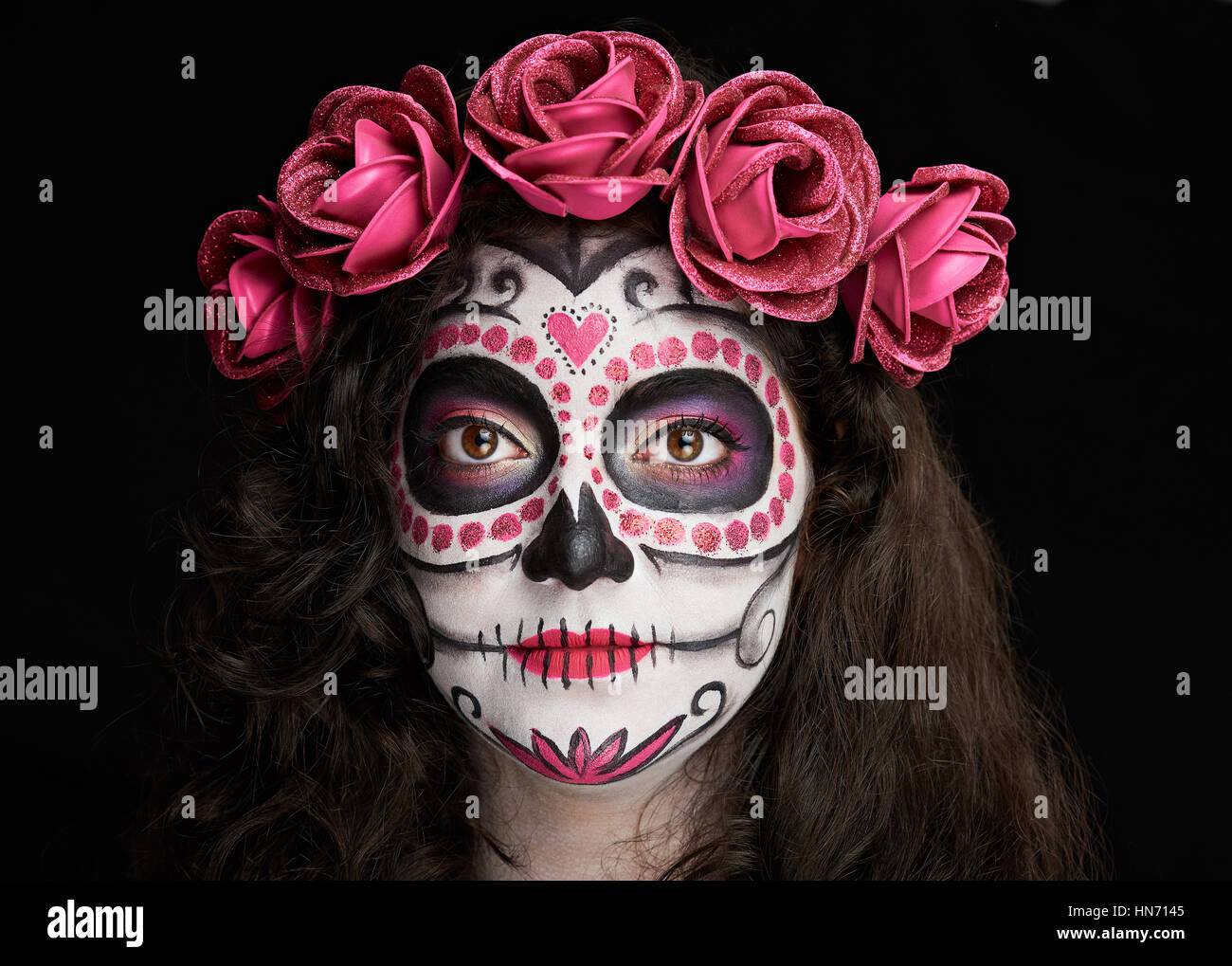 Beau maquillage pour halloween de crâne sur woman face Banque D'Images