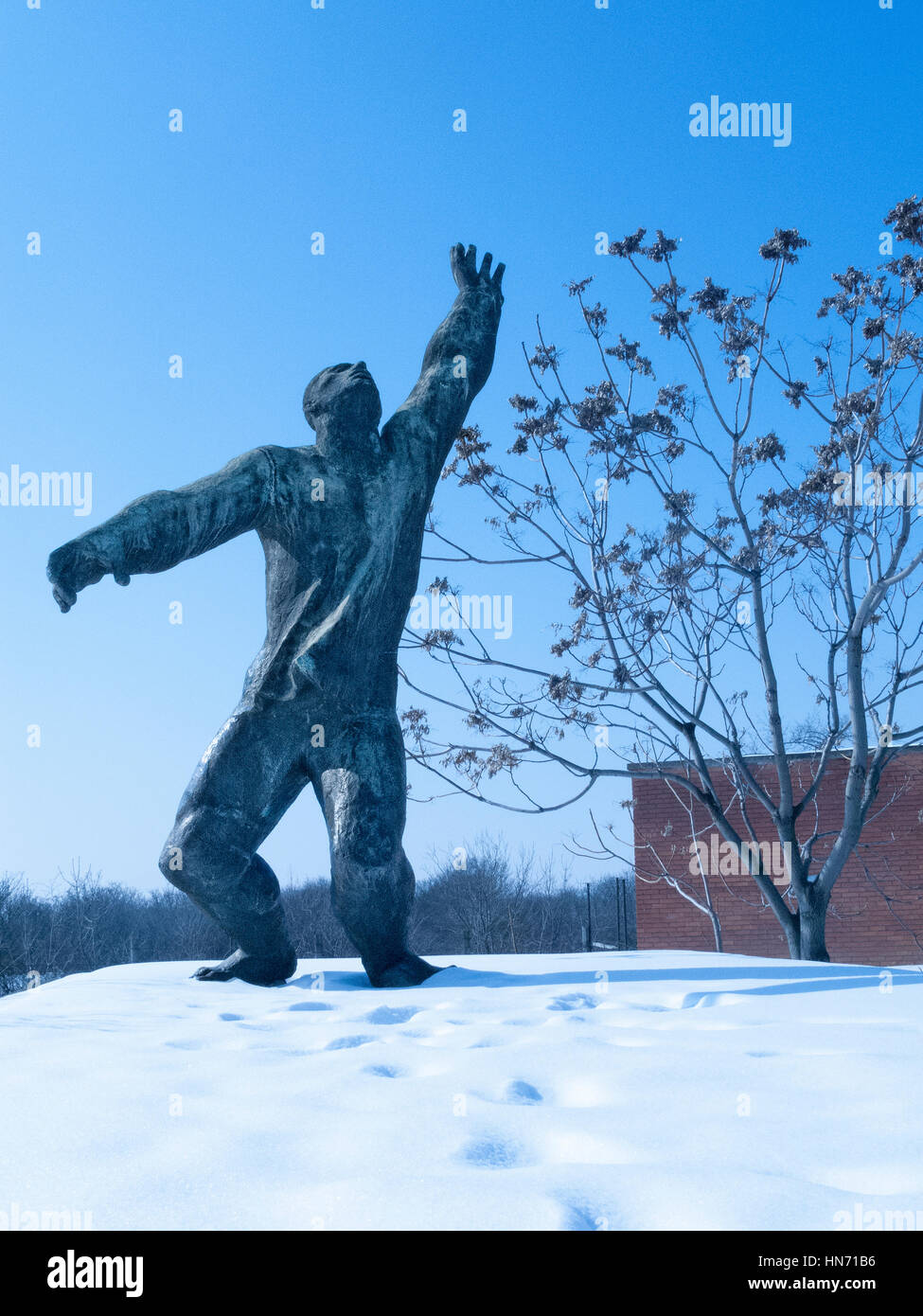Monument des Martyrs, l'une des statues dans un parc couvert de neige Memento, Budapest.. Banque D'Images