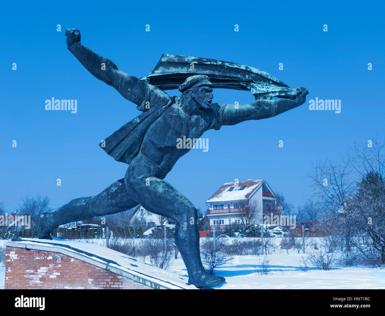 Le mémorial de la République socialiste hongroise, l'une des statues dans un parc couvert de neige Memento, Budapest.. Banque D'Images