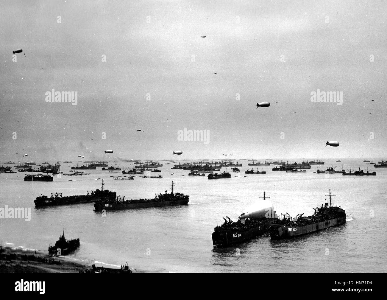 Normandie, France, en juin 1944. La vue sur la plage avec des navires après l'atterrissage Banque D'Images