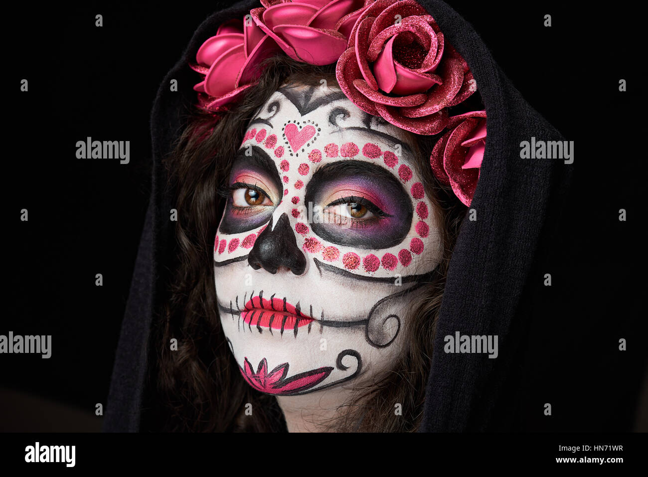 Crâne femme avec des roses sur fond noir Banque D'Images