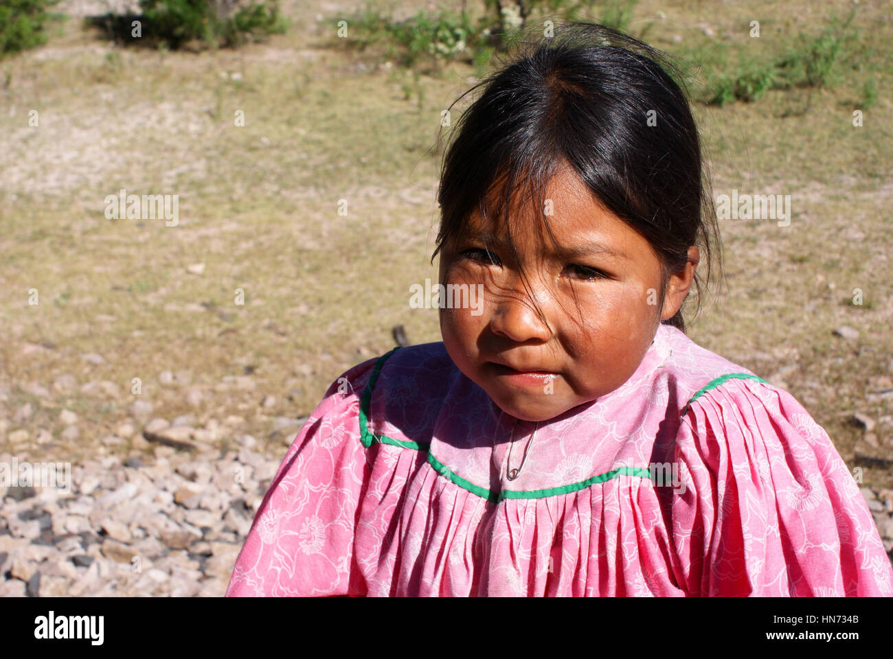Creel, Mexique - Octobre 9, 2014 : peuples tarahumara fille est vu portant costume lumineux traditionnels en cuivre, canyons, Chihuahua, Mexique le mois d'octobre Banque D'Images
