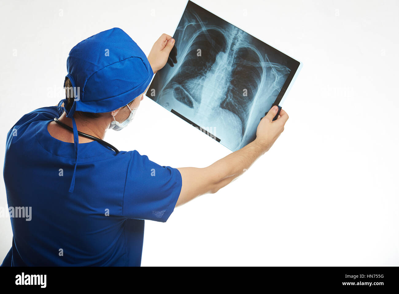 Médecin contrôle x-ray image des poumons en laboratoire blanc Banque D'Images