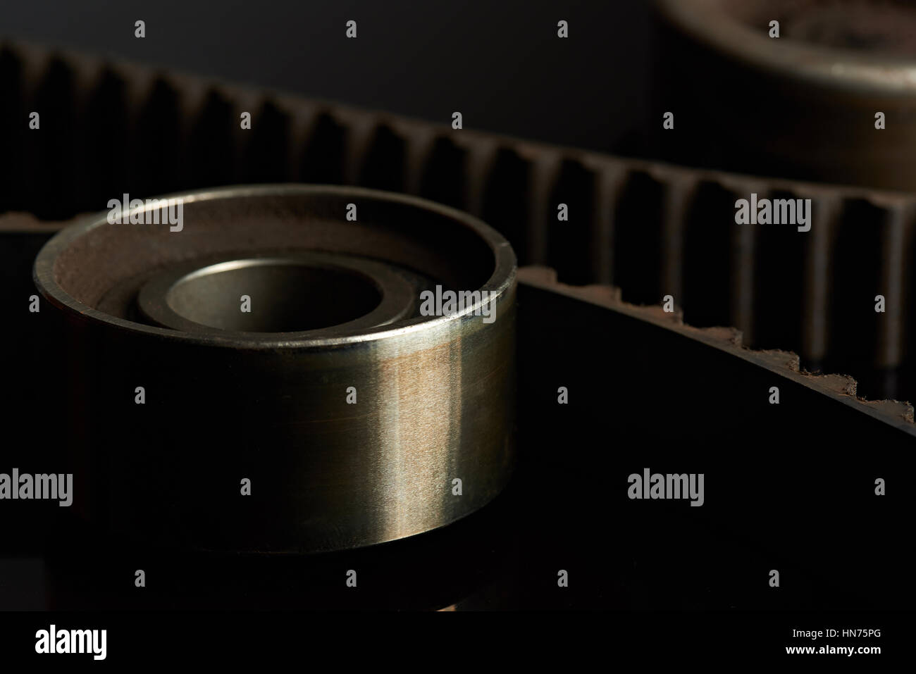 Voiture de macro avec rouleau courroie sur fond noir Banque D'Images