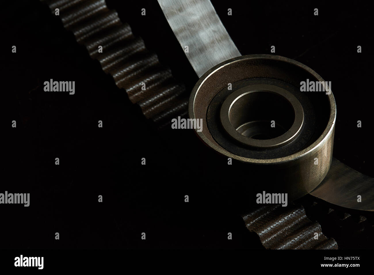 Close up of car partie isolé sur fond noir Banque D'Images