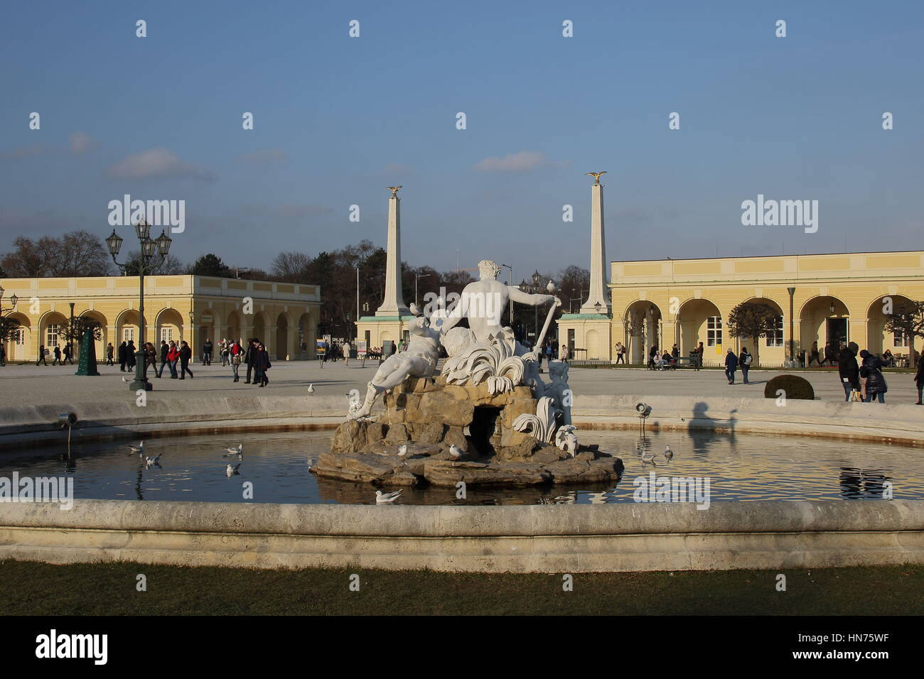 Une fontaine et des statues à Schloss Shonbrunn à Vienne Autriche libre au format paysage with copy space Banque D'Images