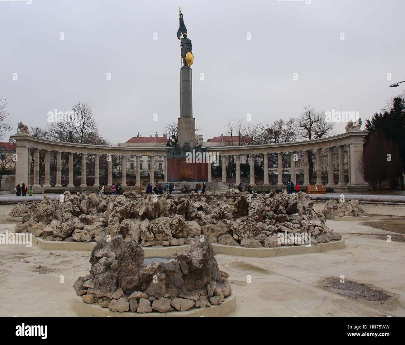 Hochstrahlbrunnen et le mémorial de guerre soviétique à Vienne Autriche libre au format paysage with copy space Banque D'Images