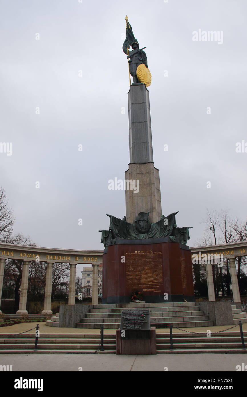 Hochstrahlbrunnen et le mémorial de guerre soviétique à Vienne Autriche Banque D'Images