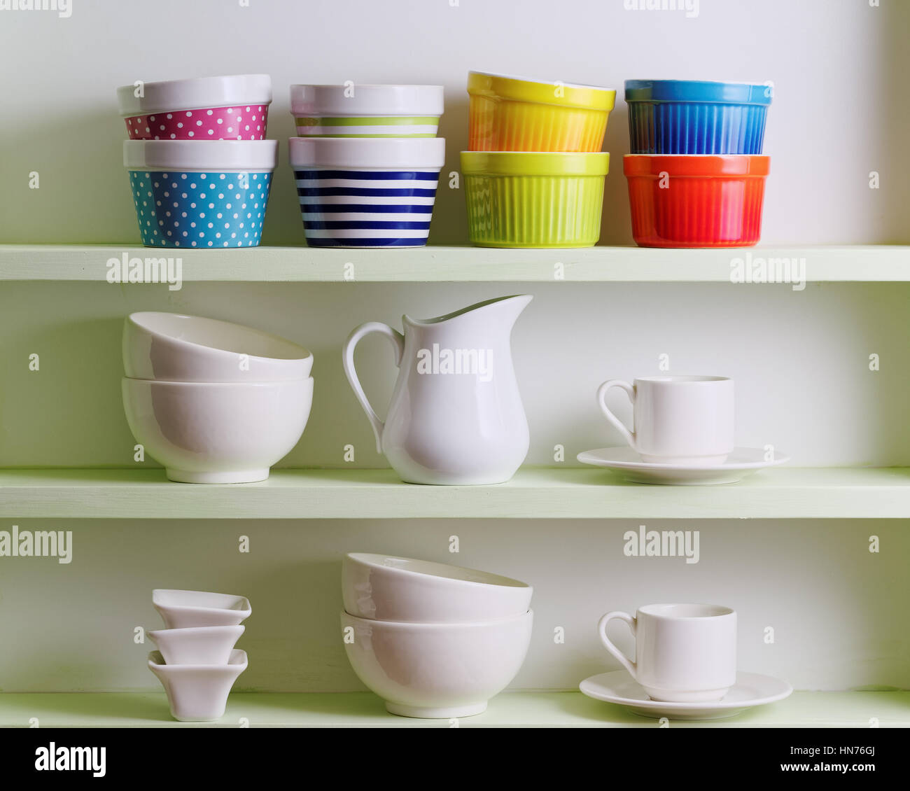 Variété de céramiques sur étagère. Des bols, tasses et vaisselle blanche. Banque D'Images