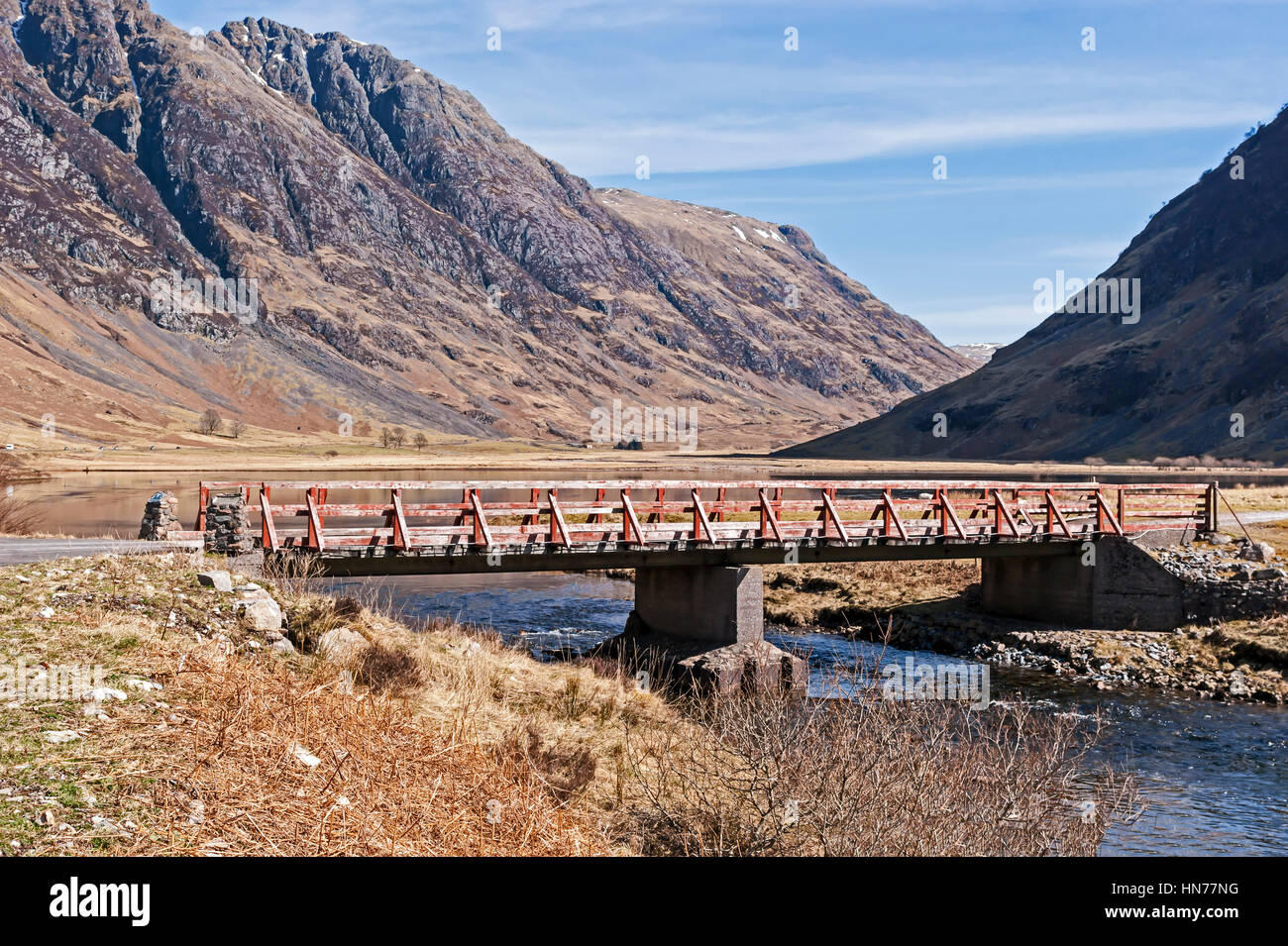 Pont sur River de l'Europe pour Achnambeithash Achtriochtan au Loch Cottage en Ecosse Highland Glen Coe Aonach Eagach UK avec ridge derrière Banque D'Images