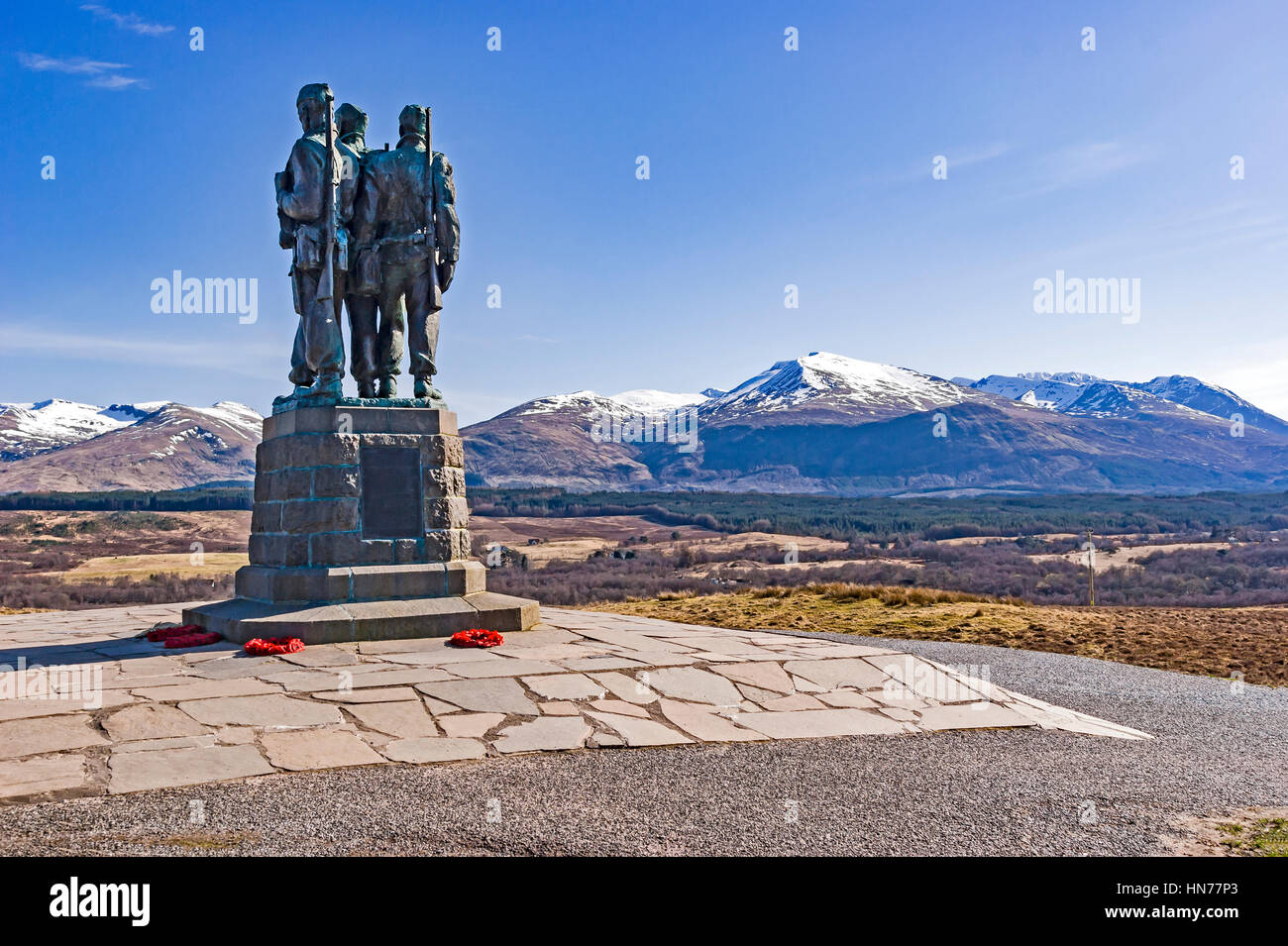 Monument commémoratif de guerre Commando près de Spean Bridge West Highlands d'Ecosse avec les soldats à l'égard de leur montagne Ben Nevis Range terrains d'entraînement Banque D'Images