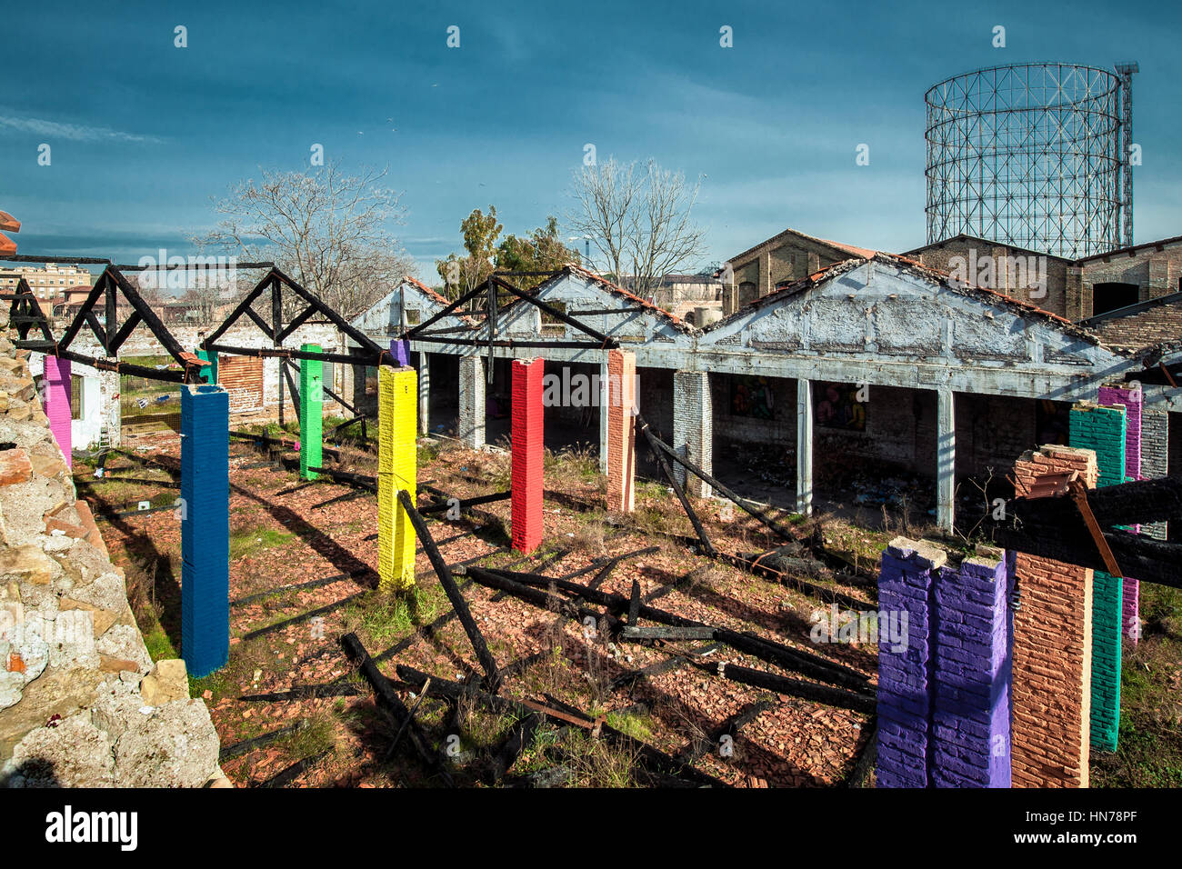 La magnifique vue depuis le premier étage de l'ex-fabrique de savon Mira Lanza, sur le hall central (maintenant sans toit écrasé en 2014) avec les piliers colorés par l'artiste de rue français Seth dans un ouvrage nommé Palmira, et l'Gazometro de Rome dans l'arrière-plan Banque D'Images