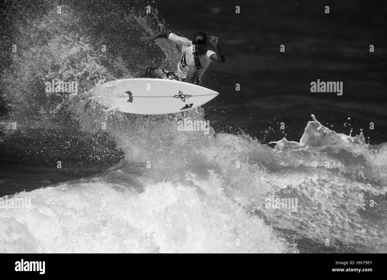 Pas évident de Surfer la vague dans un panache d'aérosols. Le surf en France. Banque D'Images