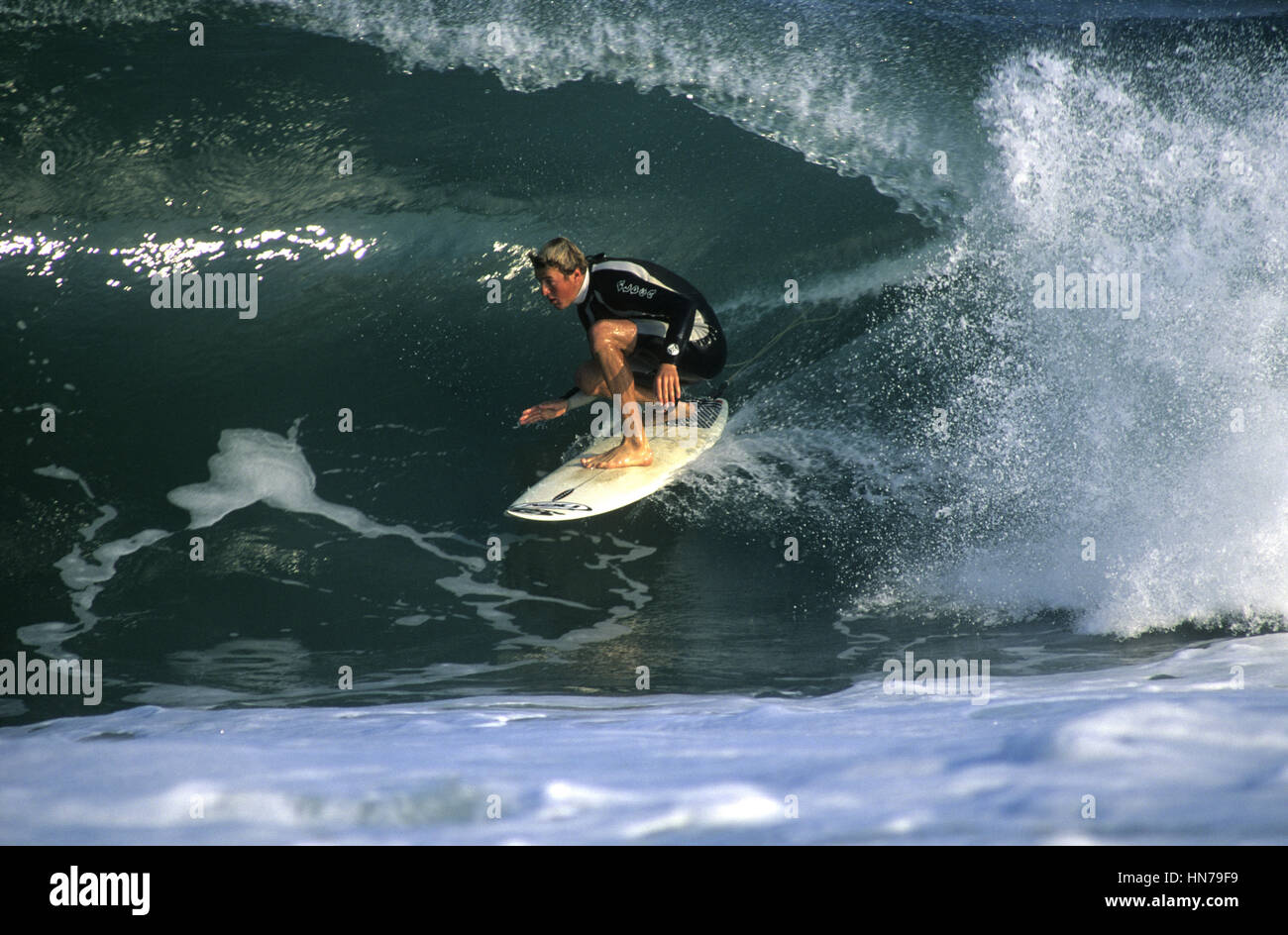 Surfer met en place pour le tour de sa vie sur un rivage pause en France Banque D'Images