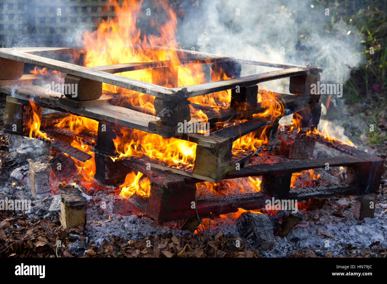 Palettes en bois Gravure sur un feu de jardin Banque D'Images