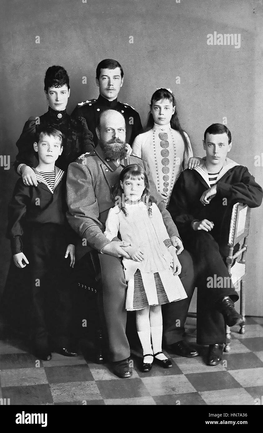 GRAND DUC MICHEL ALEXANDROVITCH DE RUSSIE (1878-1918) en tant qu'enfant à gauche avec sa famille. Son père, Alexander III centre assis derrière lui avec Grand-duc plus tard, Nicholas Nicholas II vers 1890 Banque D'Images